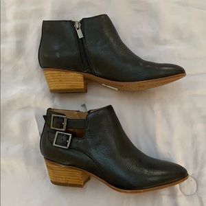 Clark’s 6 1/2 black bootie